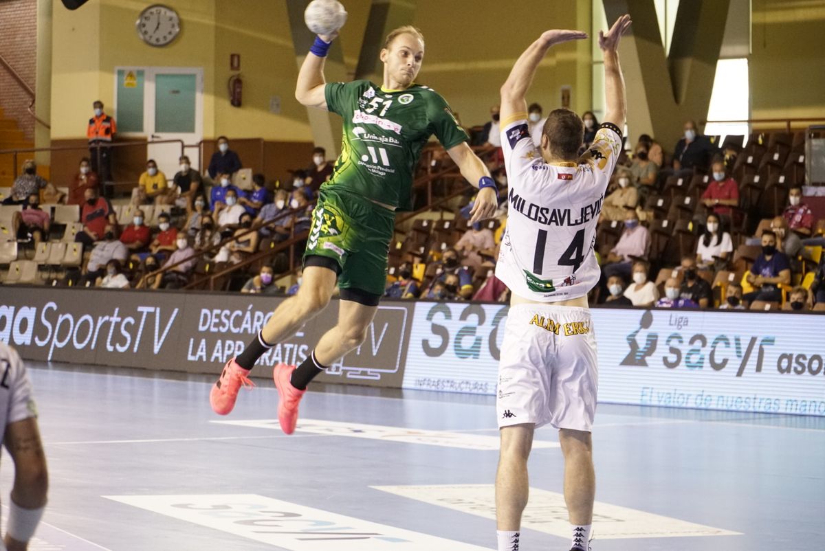 Debut del Iberoquinoa Antequera con derrota en León (33-24)