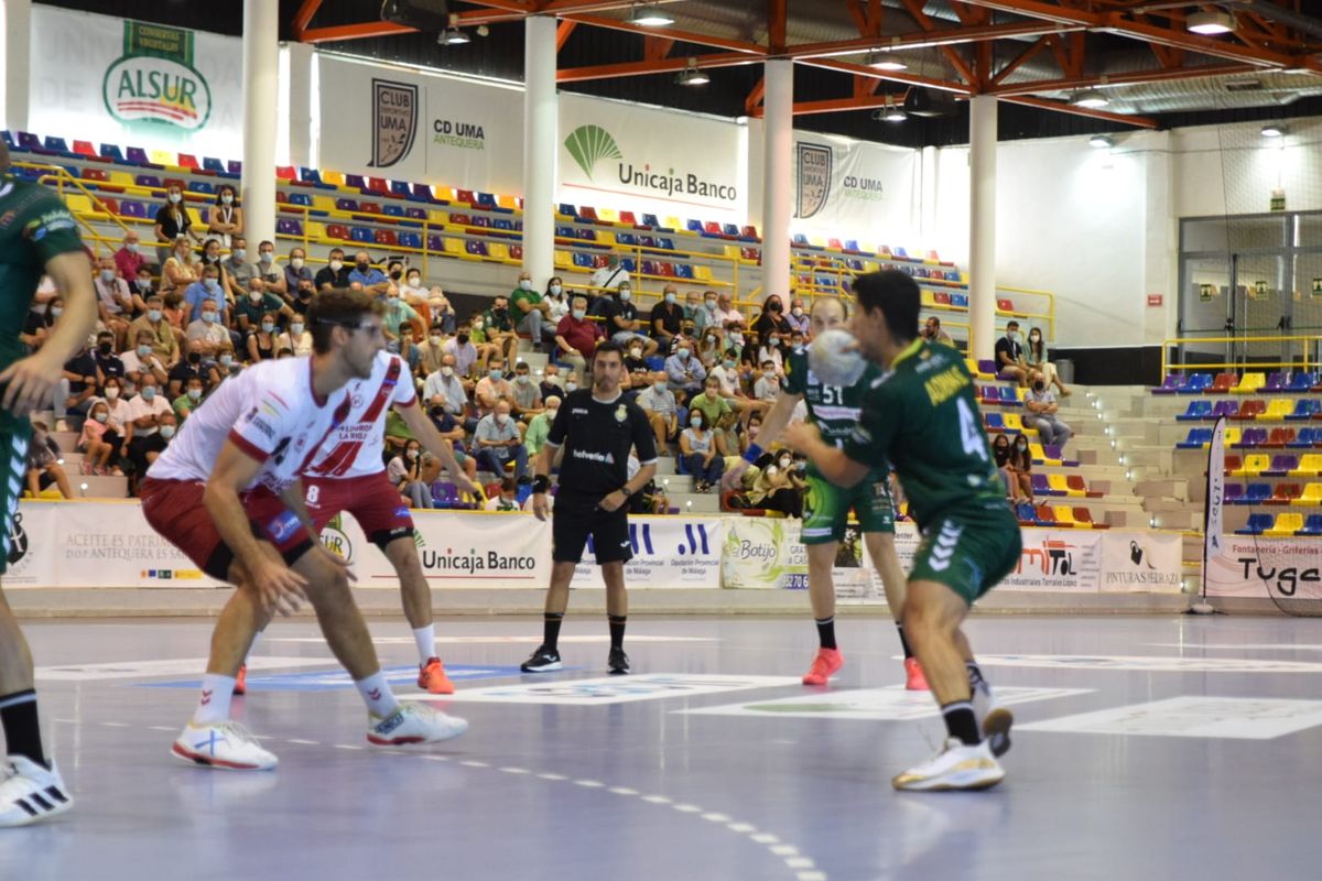 El Argüelles se estrena con victoria (33-31) frente al Iberoquinoa Antequera
