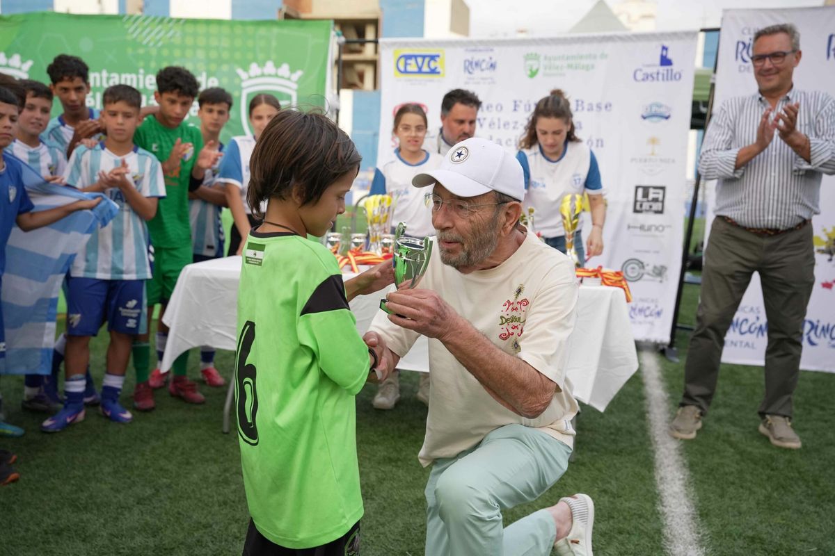 El I Torneo de Fútbol Base Vélez-Málaga Fundación Rincón, todo un éxito en el campo y la grada