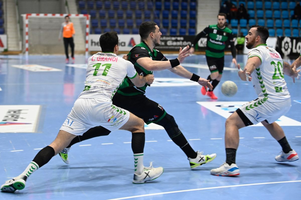 El Iberoquinoa Antequera no puede con el Anaitasuna (33-22)