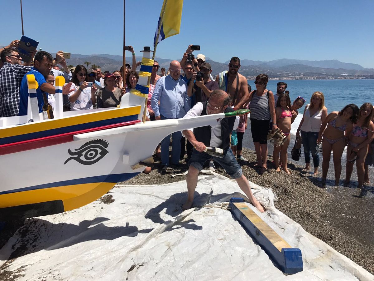 Fundación Rincón dona una barca de jábega al Club de Remo de Torre del Mar