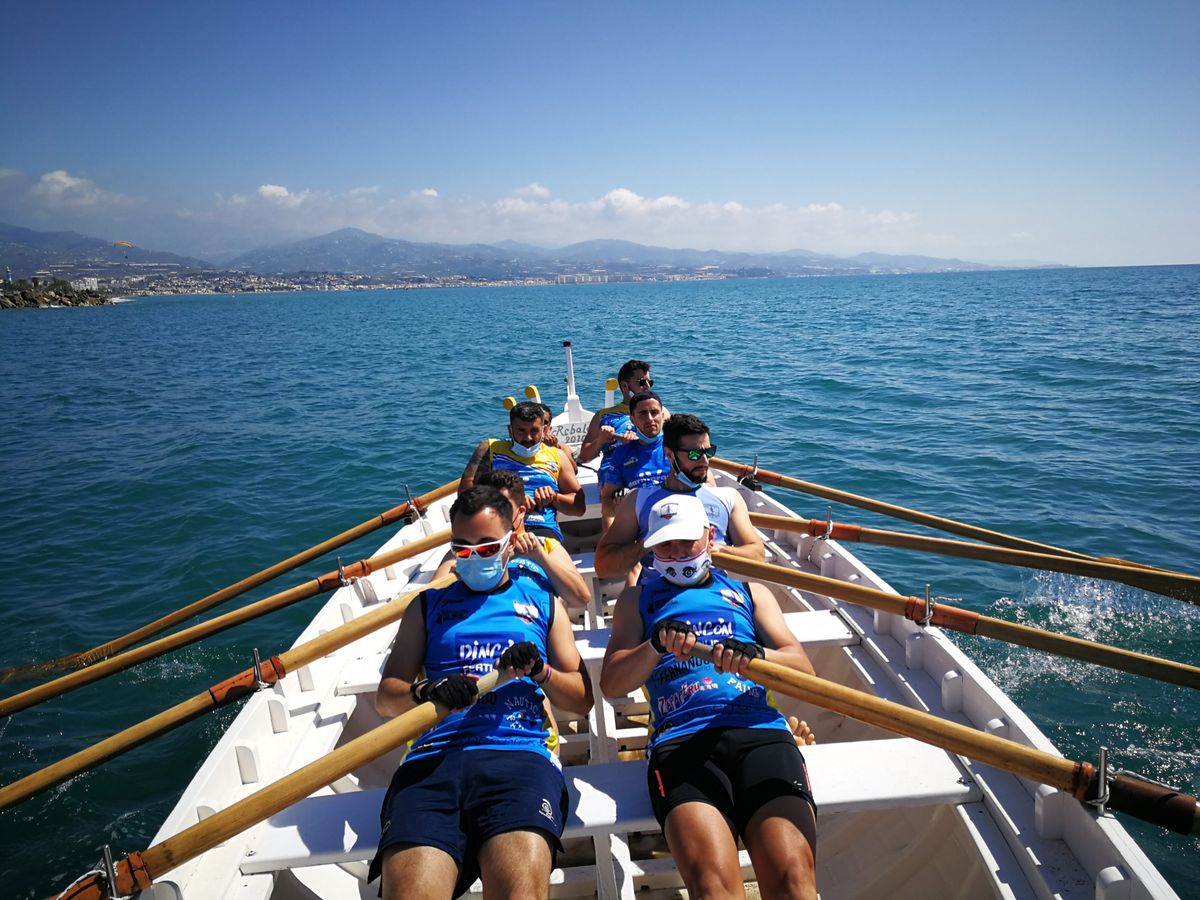 Los remeros del Rincón Fertilidad Torre del Mar regresan a la mar