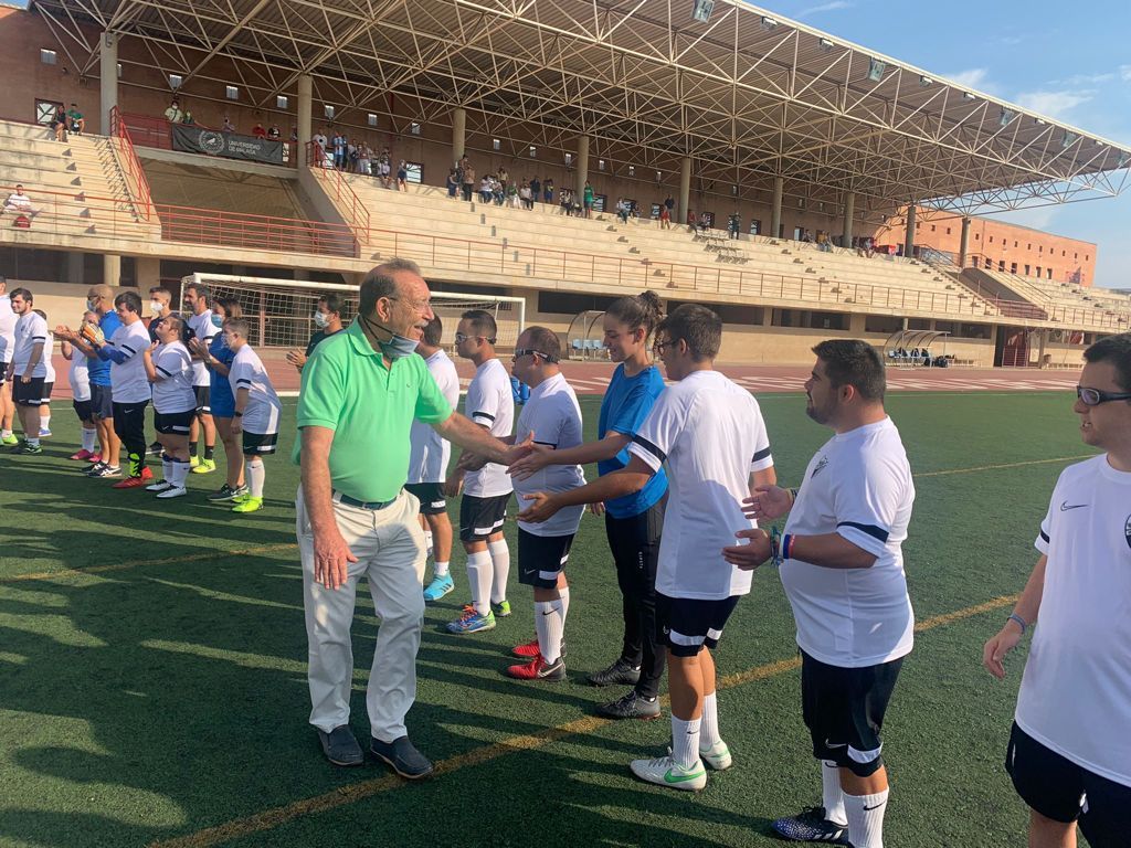 Manolo Rincón asiste al primer entrenamiento de la escuela de fútbol de los Supercapacitad@s.