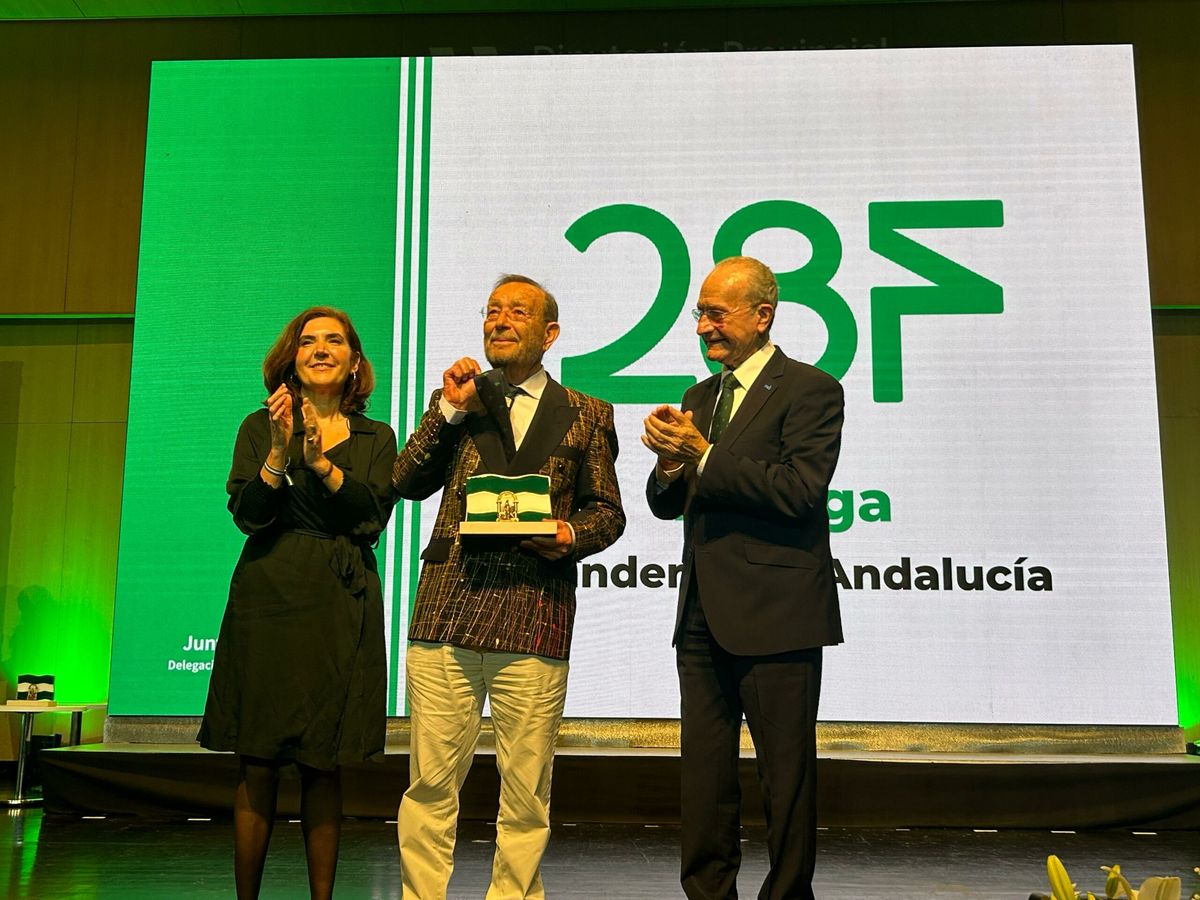 Manolo Rincón recoge su Bandera de Andalucía en un emotivo acto