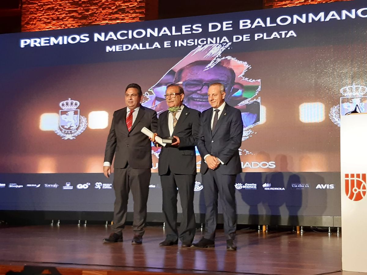 Manuel Rincón recibe la Medalla e Insignia de Plata al Mérito Deportivo