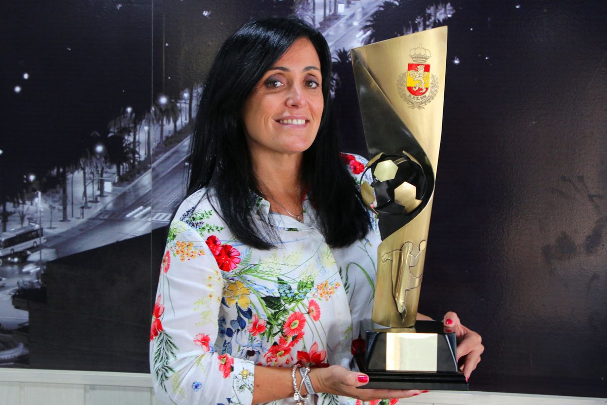 Pepa Moreno, presidenta del Rincón Fertilidad, galardonada por la Fundación del Málaga C. F.