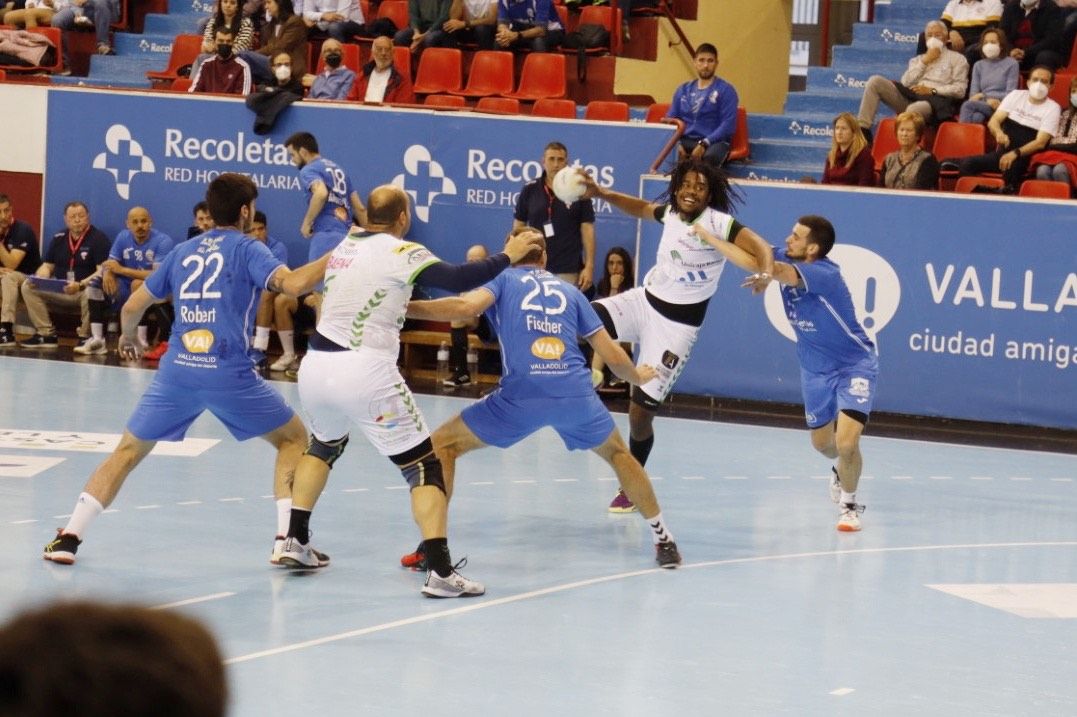 Sobró Honor del Iberoquinoa Antequera pero no pudo vencer en Valladolid (29-28)