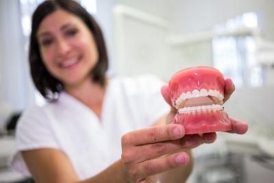 Tipos de prótesis dentales: cuál es la adecuada para ti