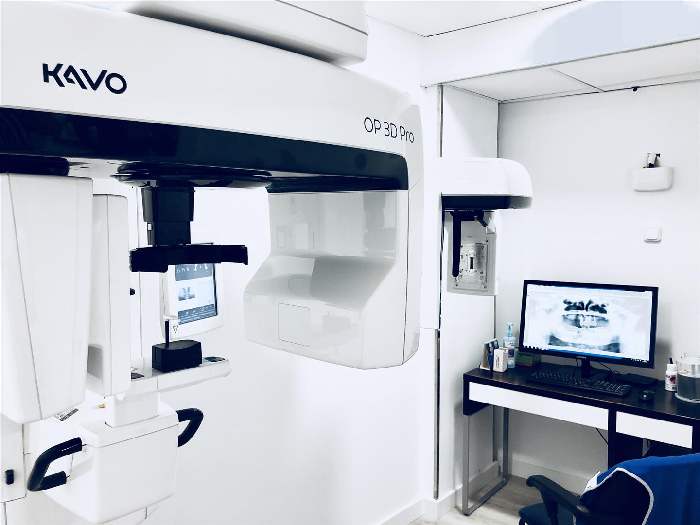 Equipo de tomografía dental KaVo OP 3D Pro en la clínica de Torre del Mar, con una radiografía panorámica en pantalla