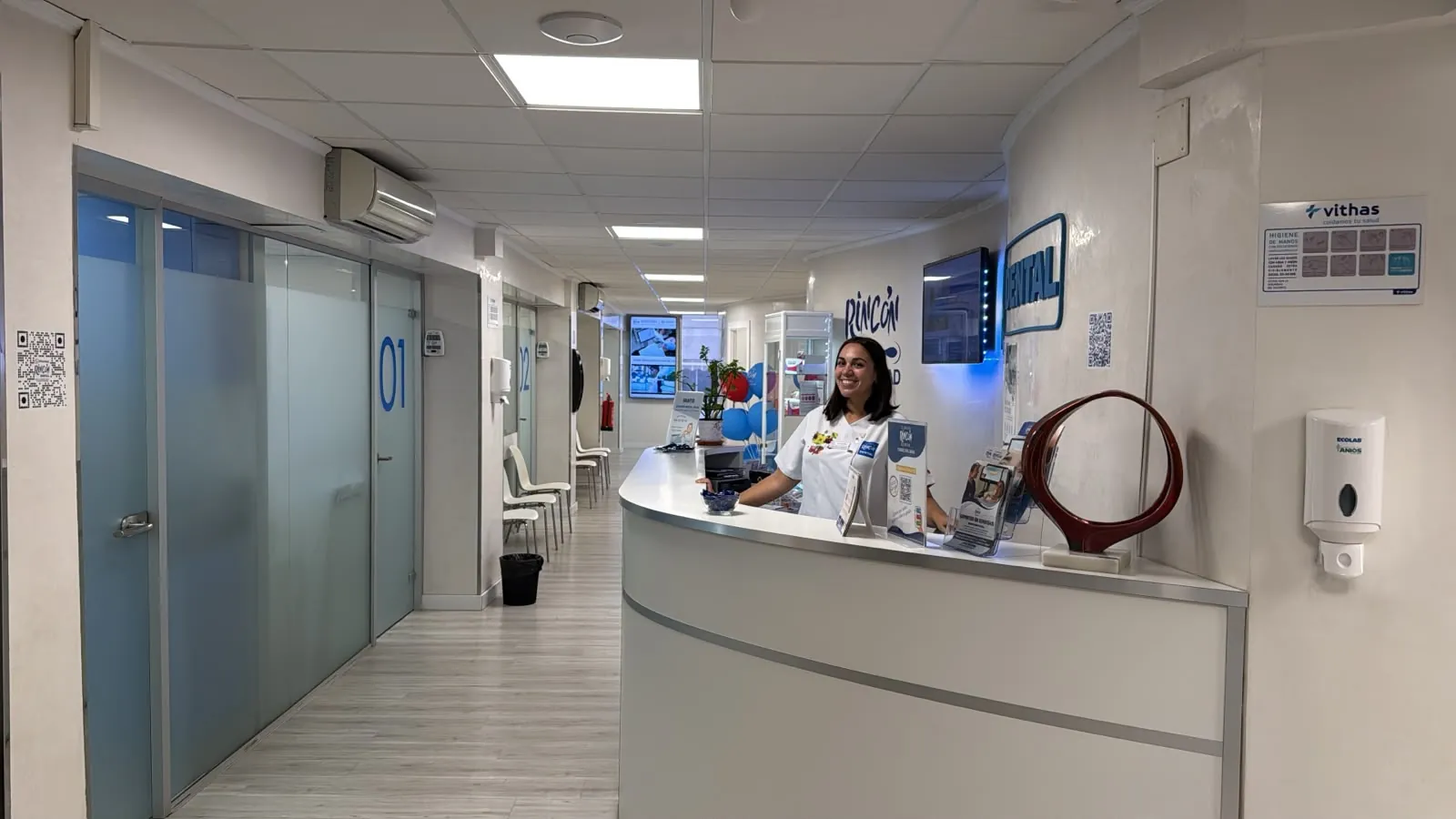 Recepción de Clínicas Rincón Dental en la clínica de la calle San Andrés, en Torre del Mar