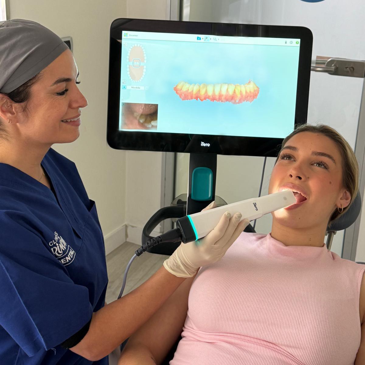 Profesional de Clínicas Rincón Dental escaneando la boca de una paciente con el escáner intraoral iTero