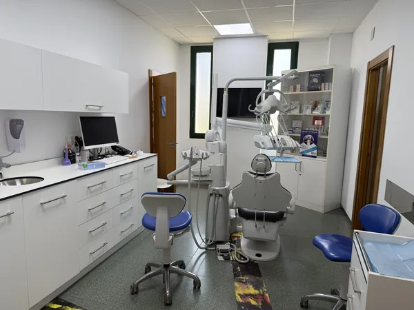 Gabinete dental con sillón, lámpara y puesto de trabajo