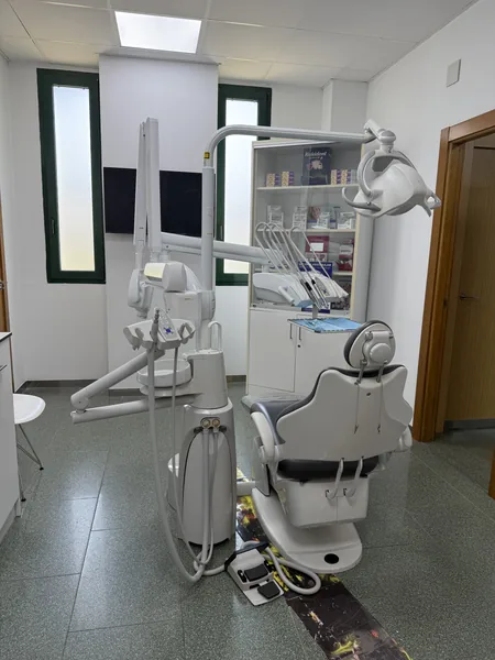 Gabinete dental con sillón y armarios de material