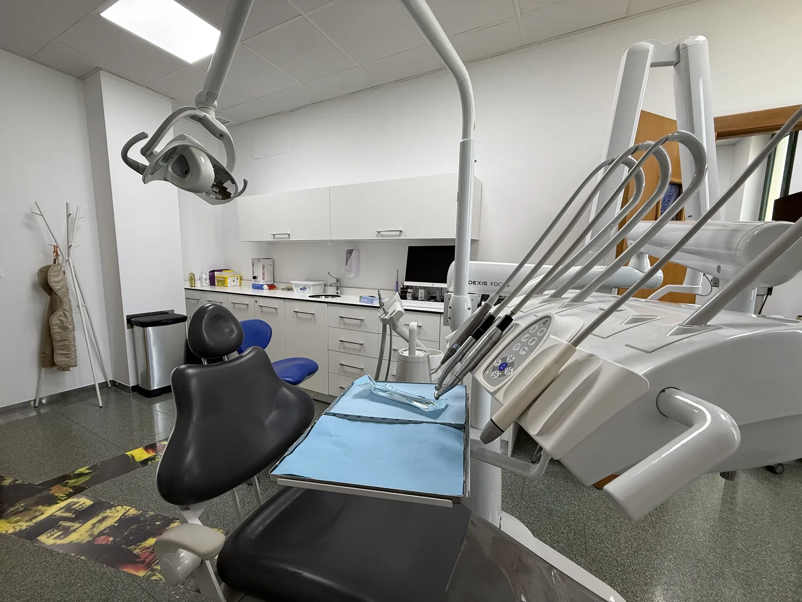Sillón dental con su equipo de instrumental