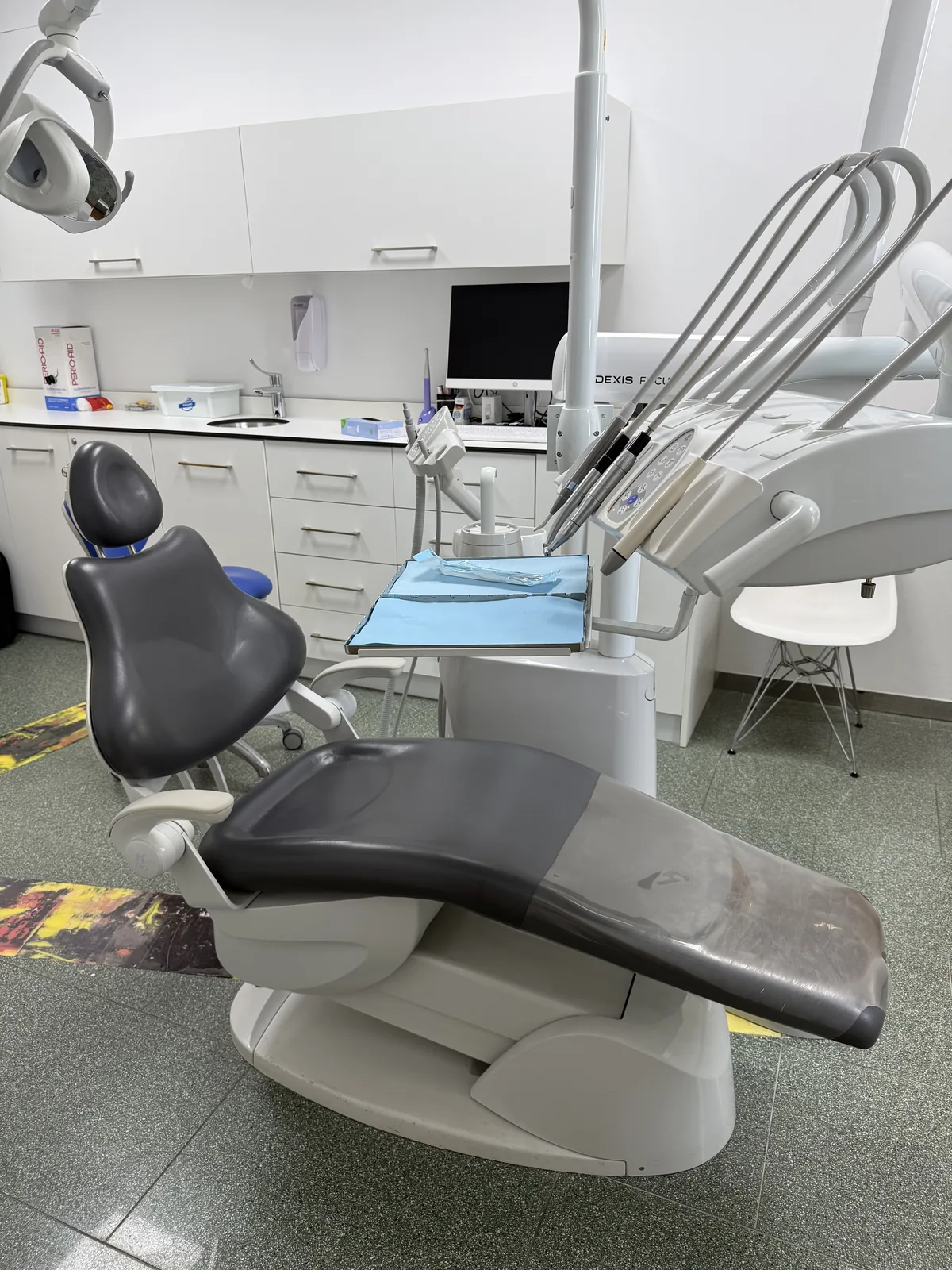 Gabinete dental con el sillón de tratamiento