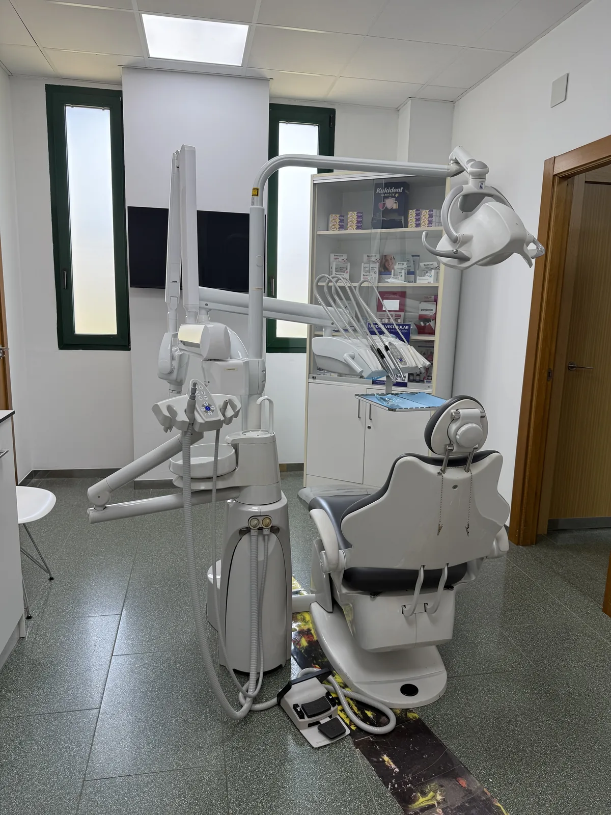 Gabinete dental con sillón y armarios de material