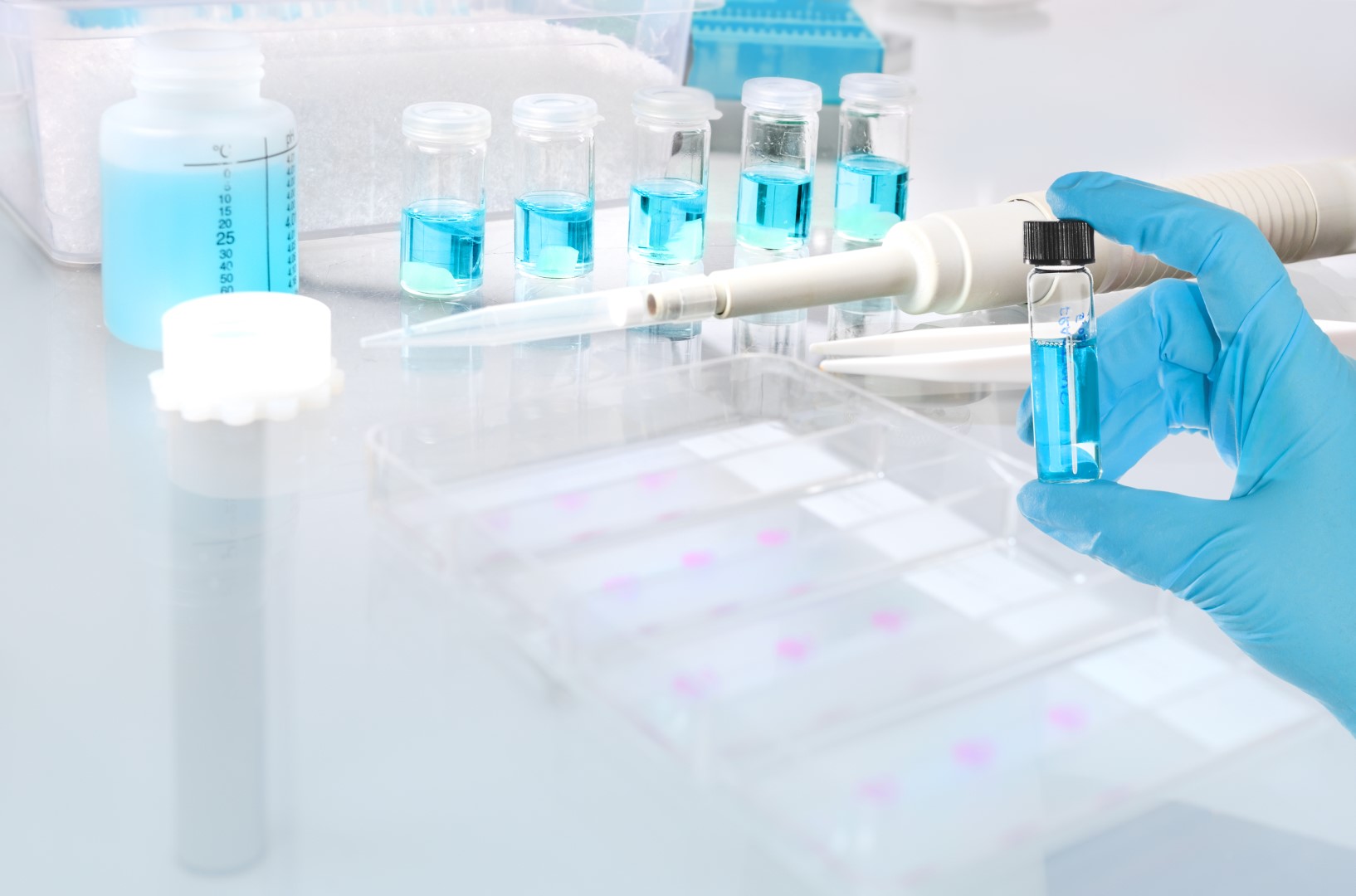 Tubos de muestra y pipeta en el laboratorio