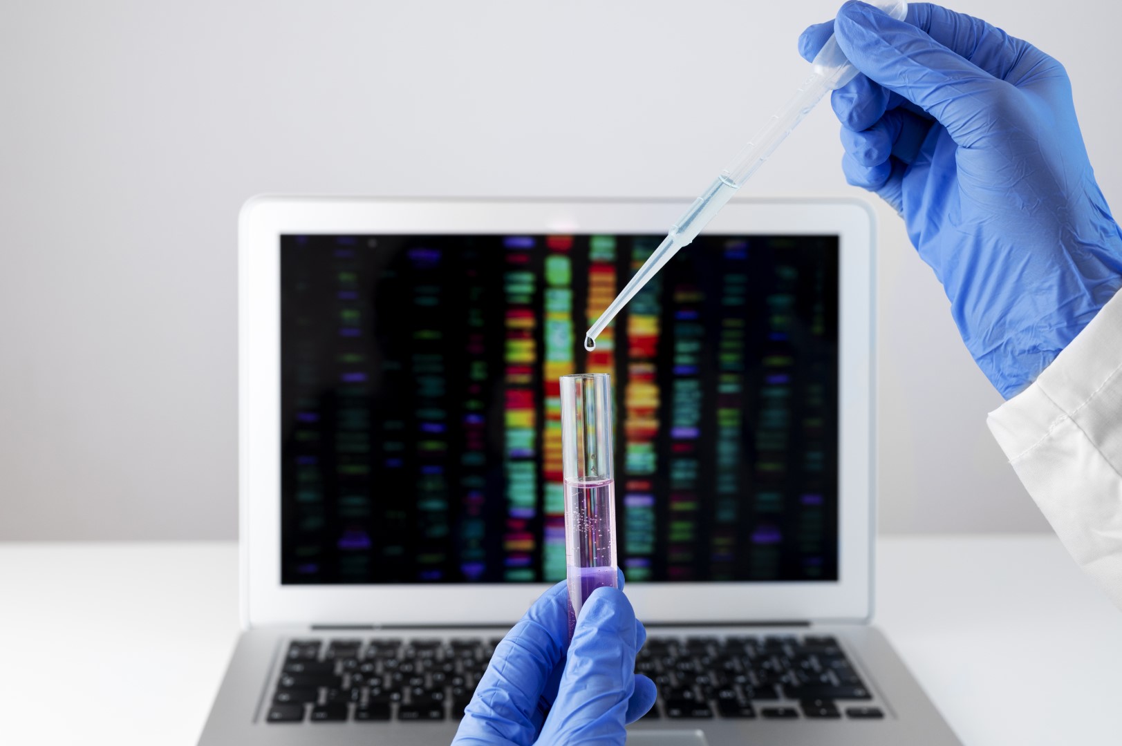 Análisis genético en el laboratorio, con el resultado en la pantalla
