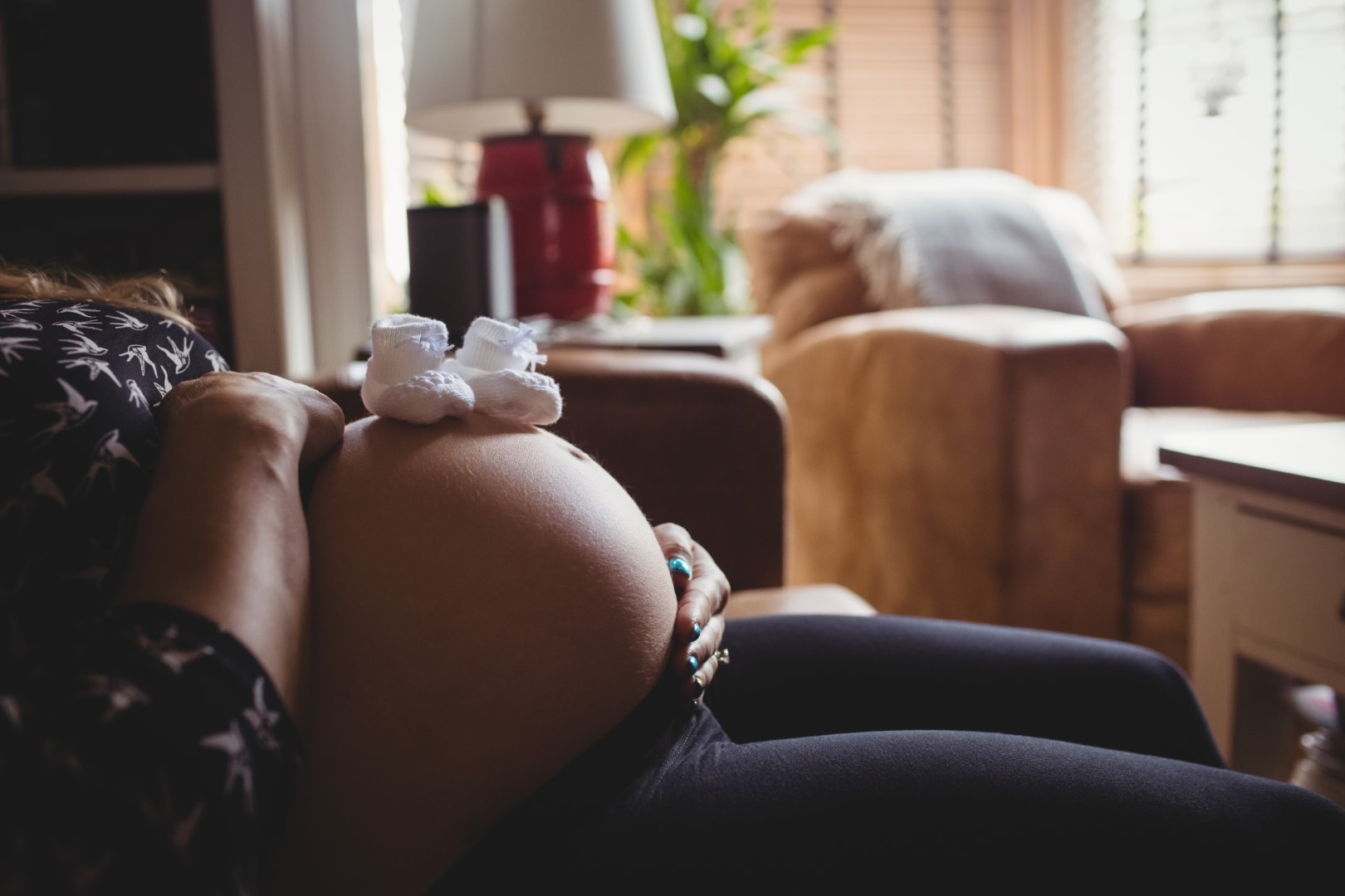 Mujer embarazada descansando en casa