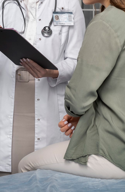 Médica atendiendo a una paciente en la consulta