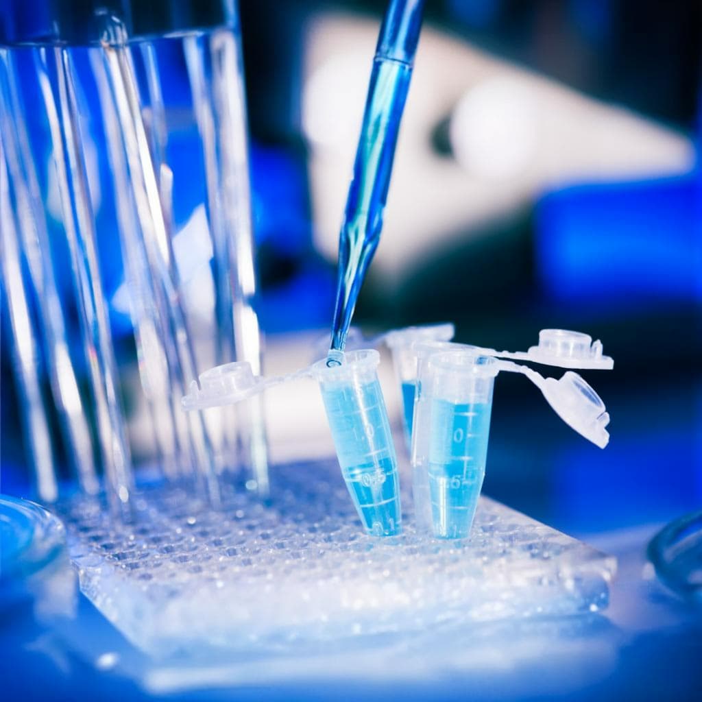 Pipeta llenando tubos de muestra en el laboratorio