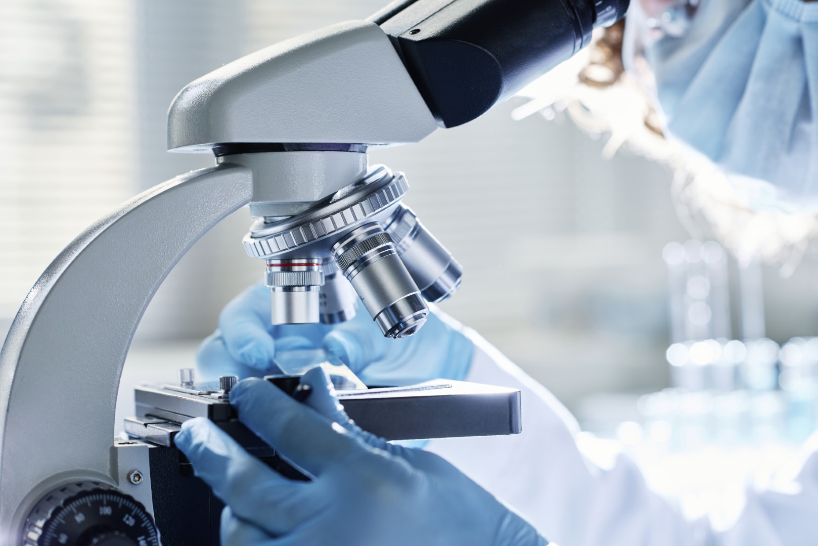 Trabajo al microscopio en el laboratorio