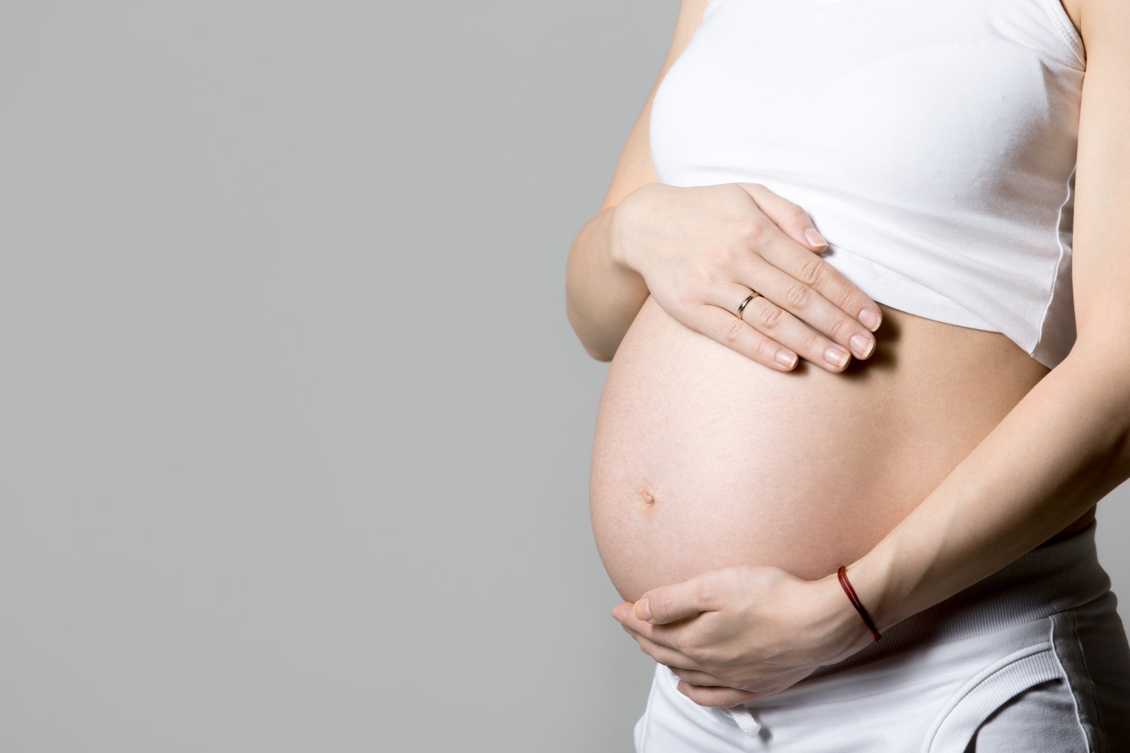 Mujer embarazada con las manos sobre el vientre