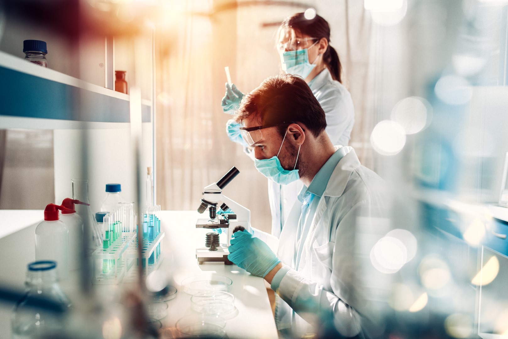 Investigadores trabajando en el laboratorio