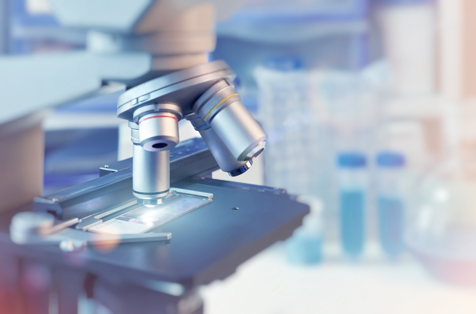 Microscopio en un laboratorio