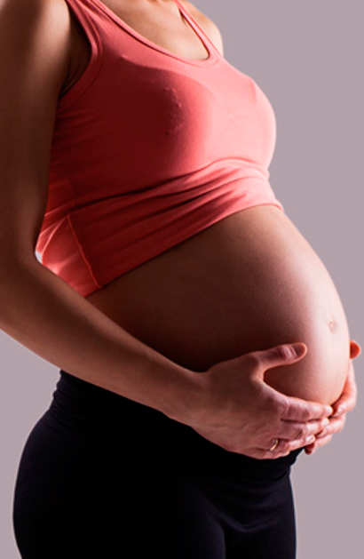 Mujer embarazada con las manos sobre el vientre