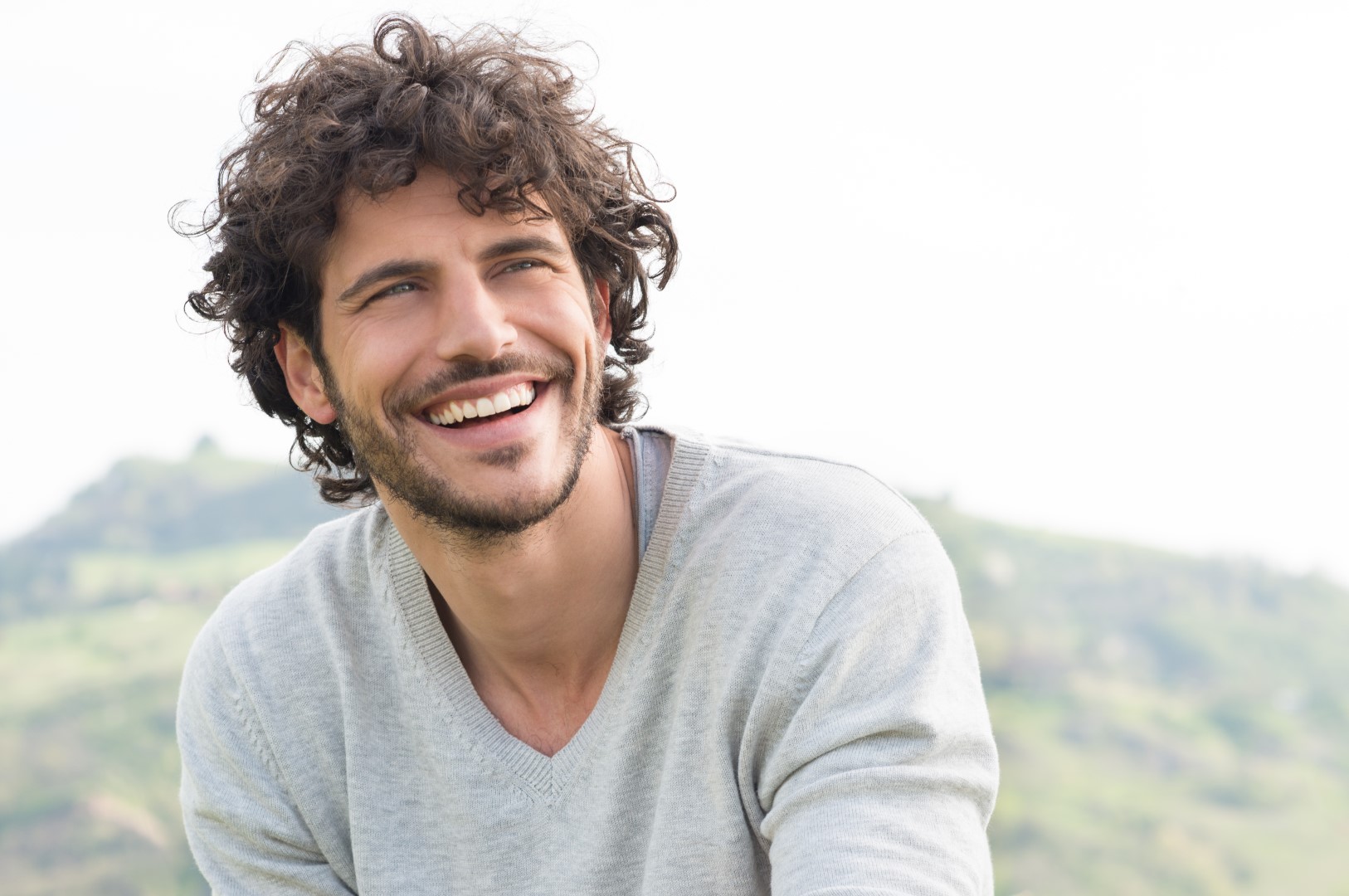 Hombre sonriente al aire libre