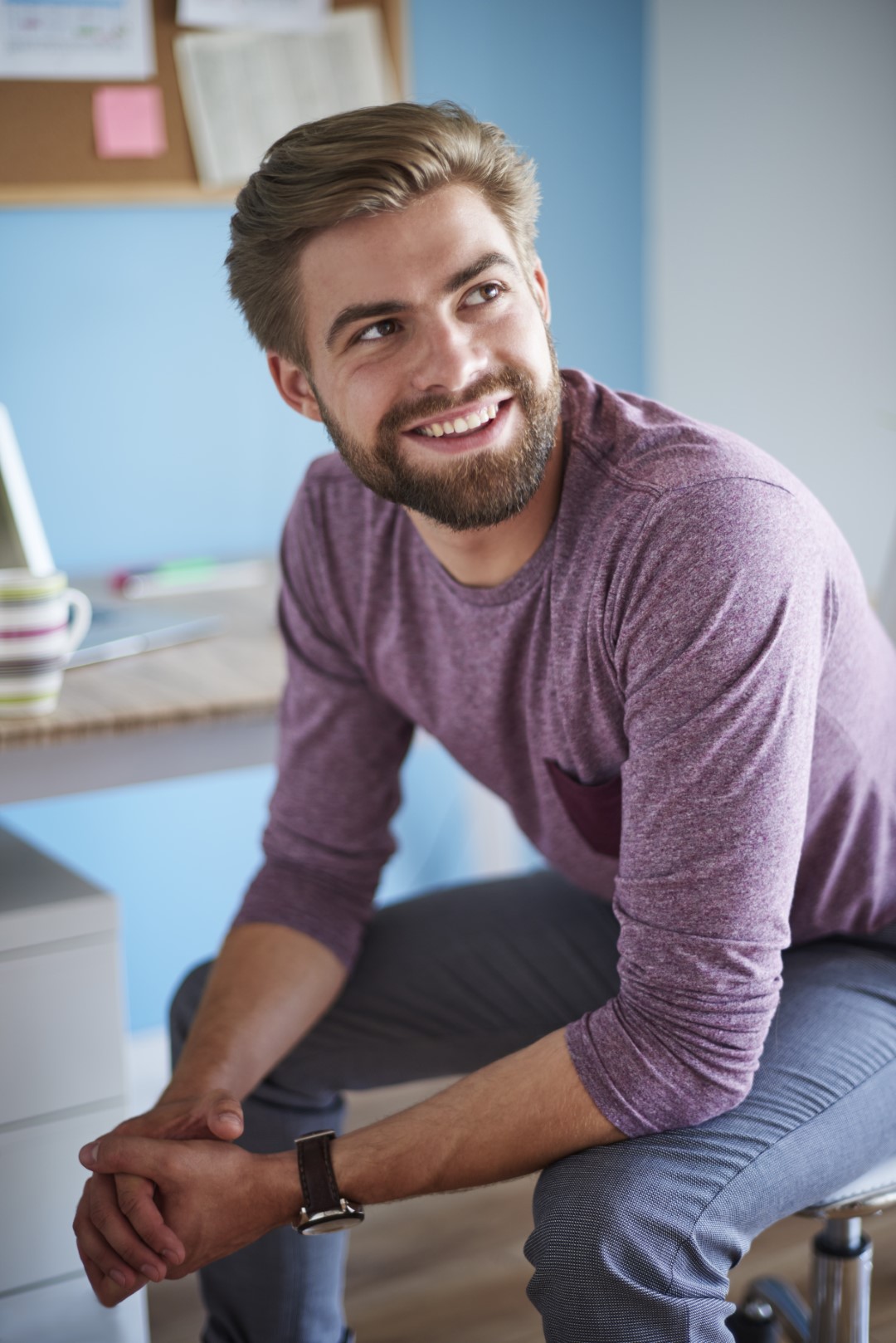 Hombre sonriente sentado en una sala