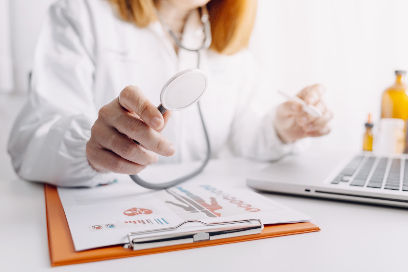 Médica revisando unos resultados