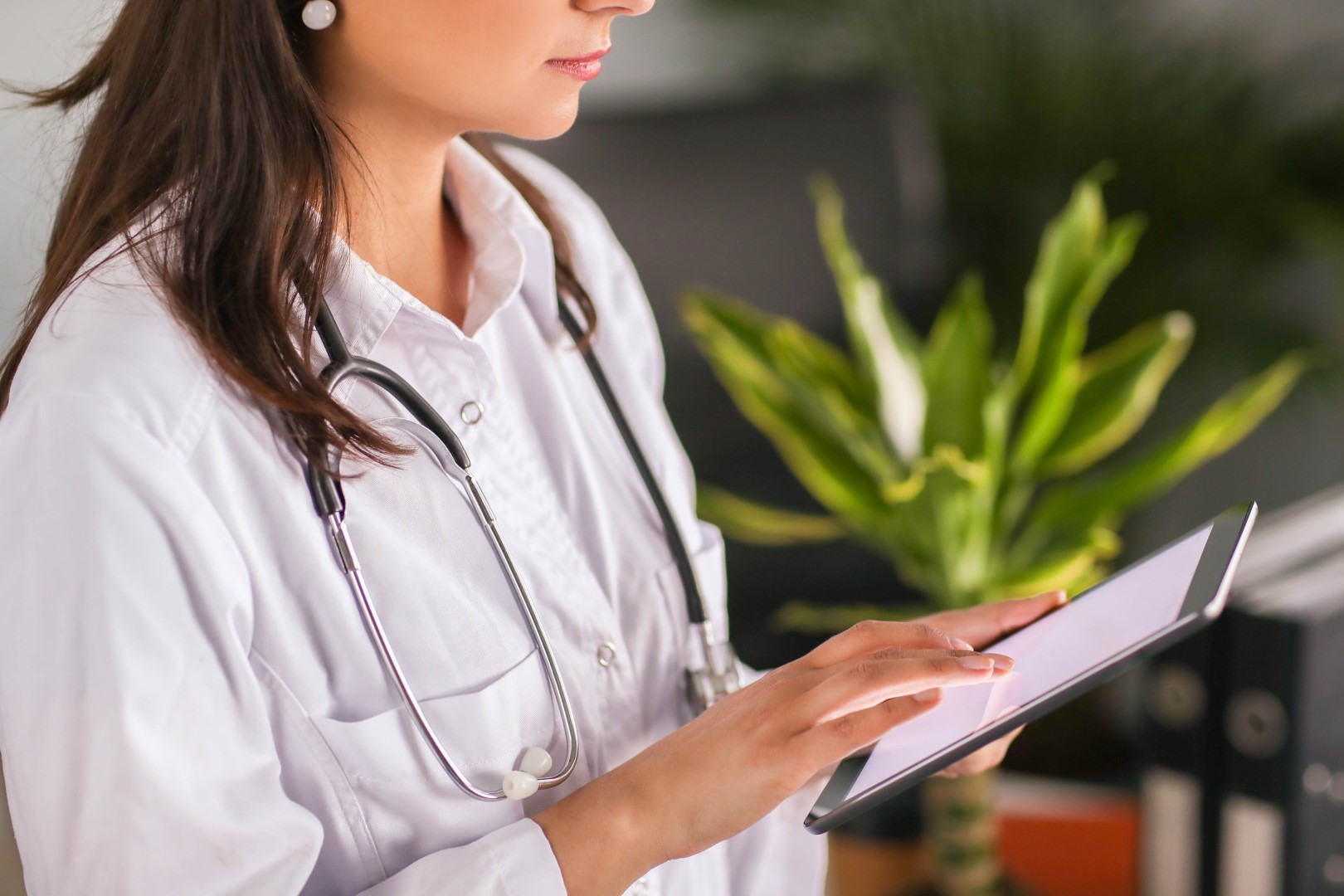 Médica consultando una tableta
