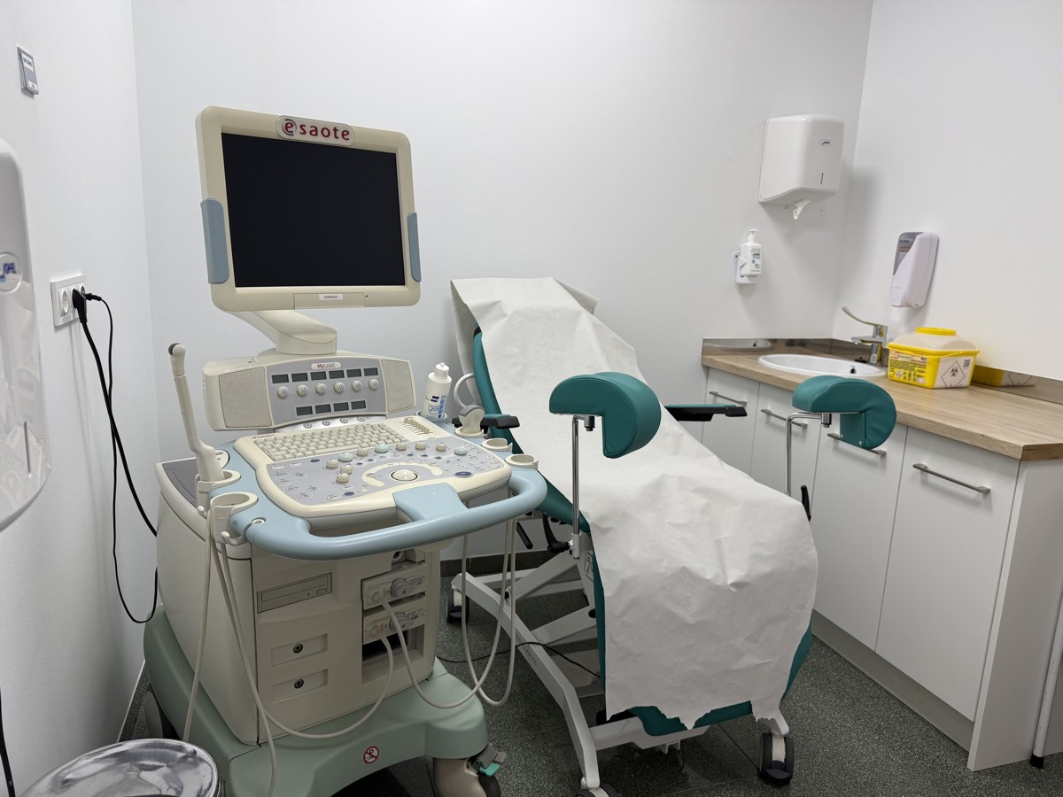Sala de ecografía del Instituto de Fertilidad, con el ecógrafo y el sillón de exploración