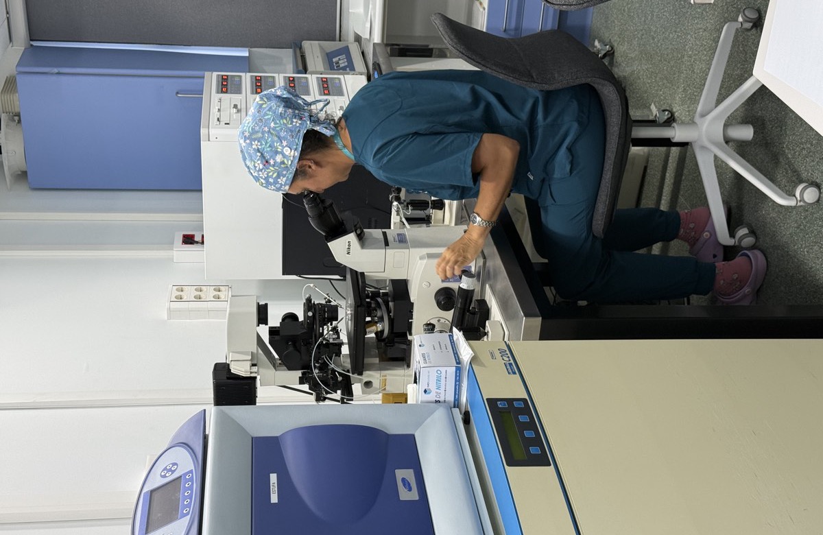 Embrióloga del Instituto de Fertilidad Clínicas Rincón trabajando en el laboratorio