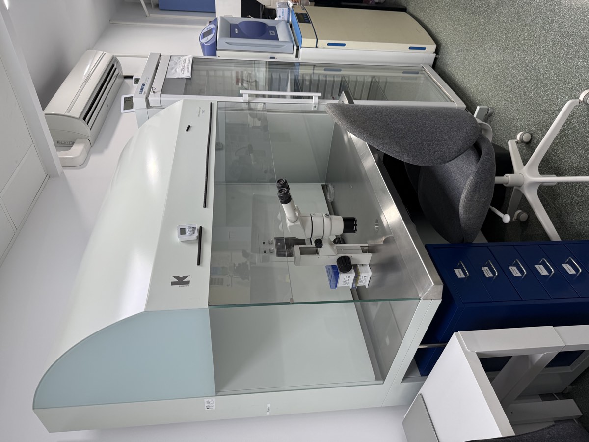 Laboratorio de fertilidad del Instituto, con las cabinas de trabajo