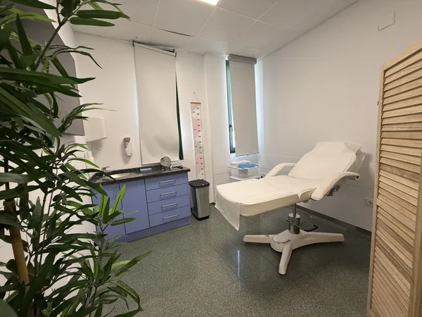 Consulta con sillón de exploración