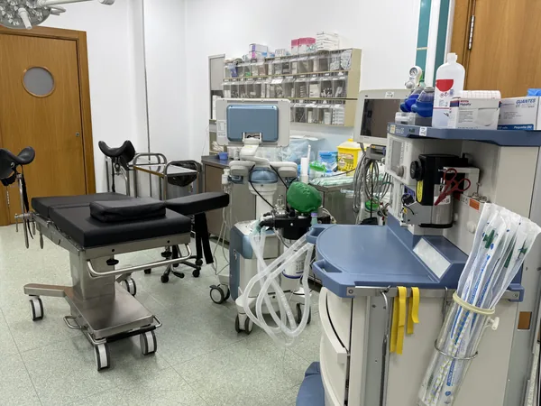 Quirófano, con la mesa y el equipo de anestesia