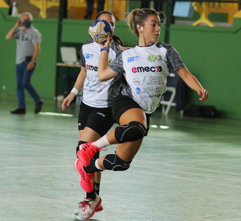 Dos jugadoras de balonmano pugnan por el balón en carrera