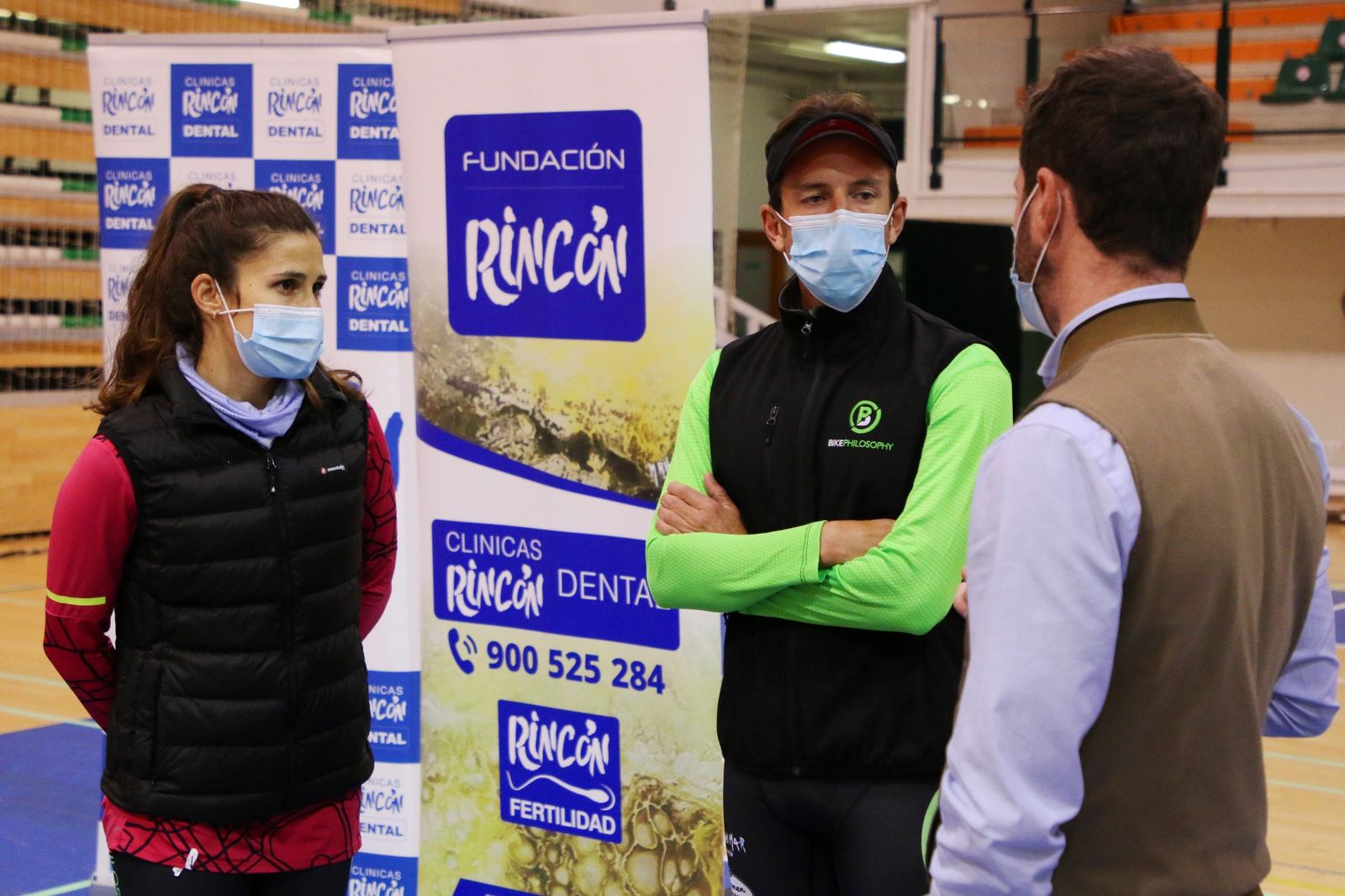 Conversación junto a los carteles de la Fundación Rincón y Clínicas Rincón Dental