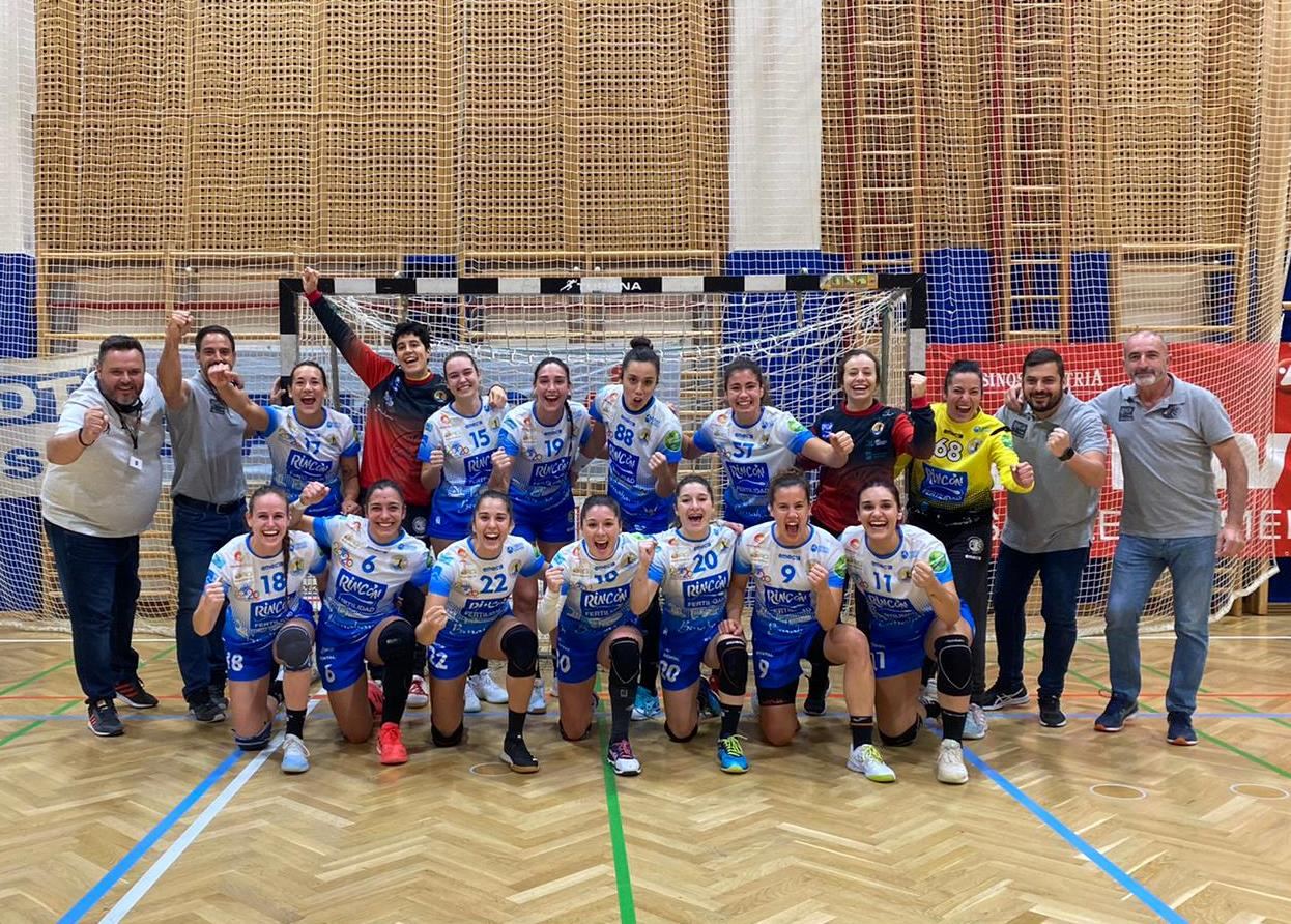 Plantilla de balonmano femenino posa en la pista al terminar el partido