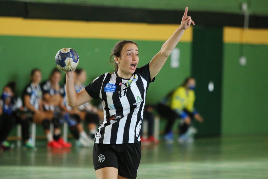 Una jugadora de balonmano celebra con el balón en alto