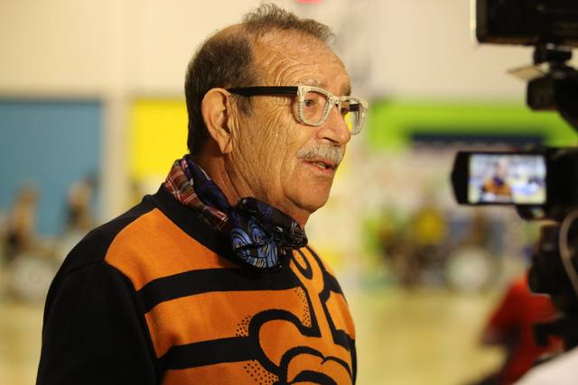 Entrevista ante una cámara de televisión durante un acto de la Fundación Rincón