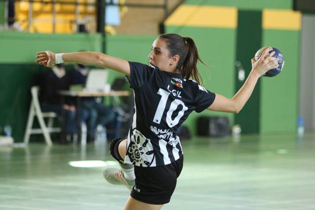Jugadora de balonmano con el dorsal 10 se eleva para lanzar