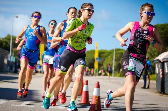 Grupo de triatletas durante el tramo de carrera a pie de una prueba