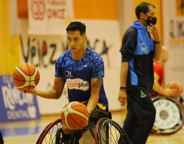 Entrenamiento de baloncesto en silla de ruedas en Vélez-Málaga