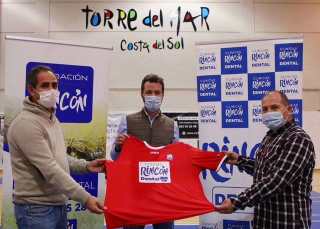 Entrega de la camiseta del club bajo el rótulo de Torre del Mar Costa del Sol y los carteles de la Fundación Rincón