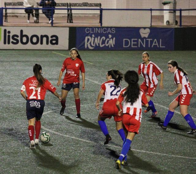 Partido de fútbol femenino junto a la valla de Clínicas Rincón Dental