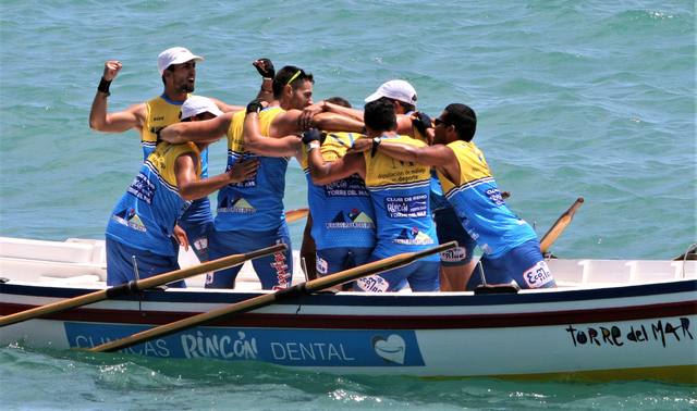 La tripulación del Club de Remo de Torre del Mar celebra en la jábega, con el patrocinio de Clínicas Rincón Dental en el casco